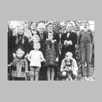 022-0372 Die ganze Familie Bressem feiert den Geburtstag der kleinen Ilse. Ganz rechts, Gerhard Bressem..jpg